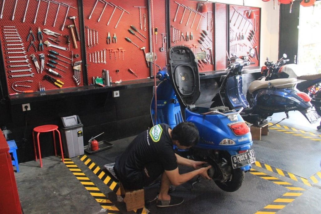 Teknisi Terampil di Balik Layanan Perbengkelan Motor