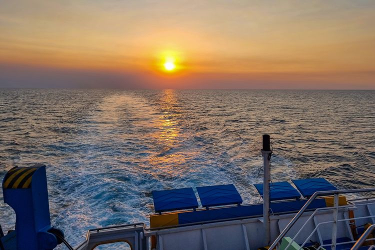 Pemandangan Indah di Atas Kapal KM Kirana